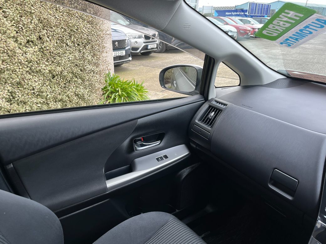 2019 Toyota Prius Alpha