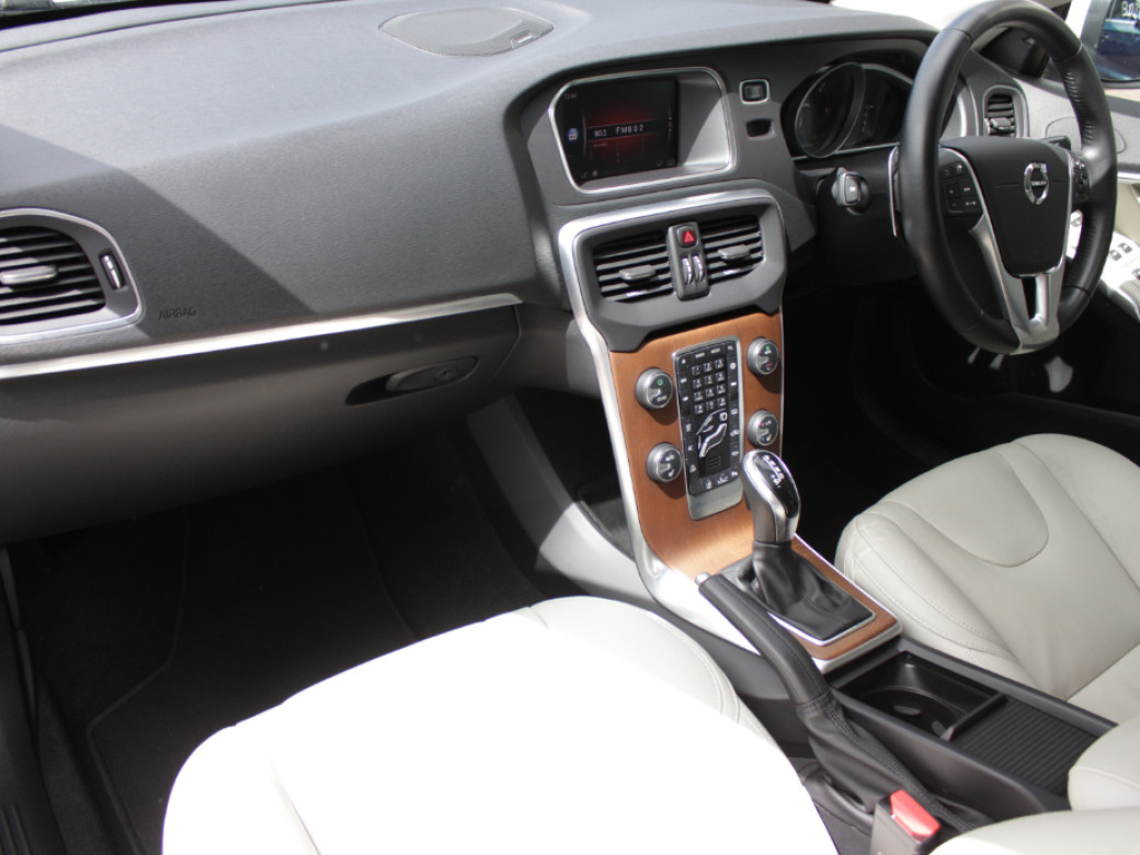 2020 Volvo V40