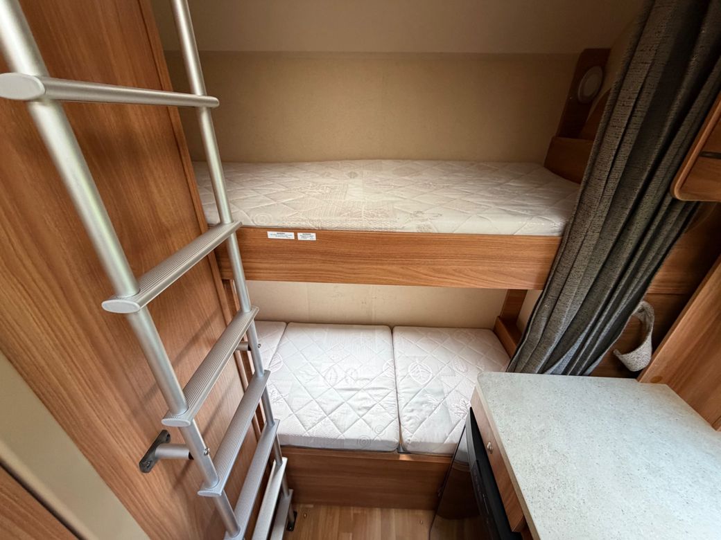 2013 SWIFT ESCAPE 696 R.H.D 