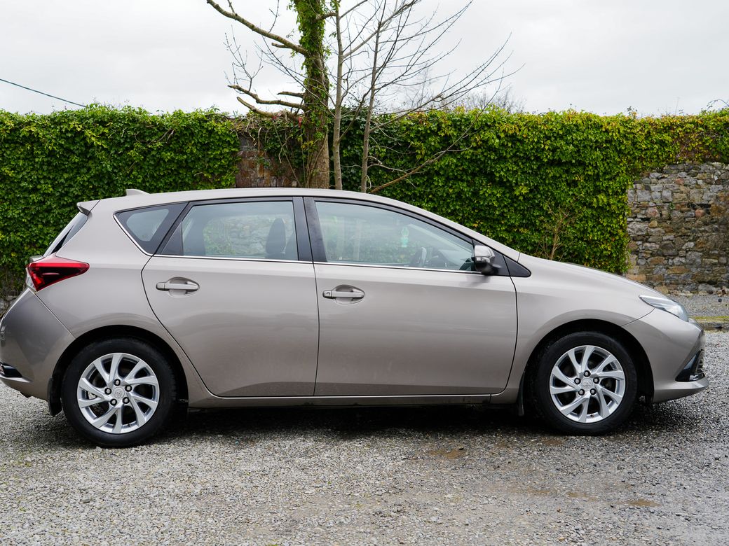 2016 Toyota Auris