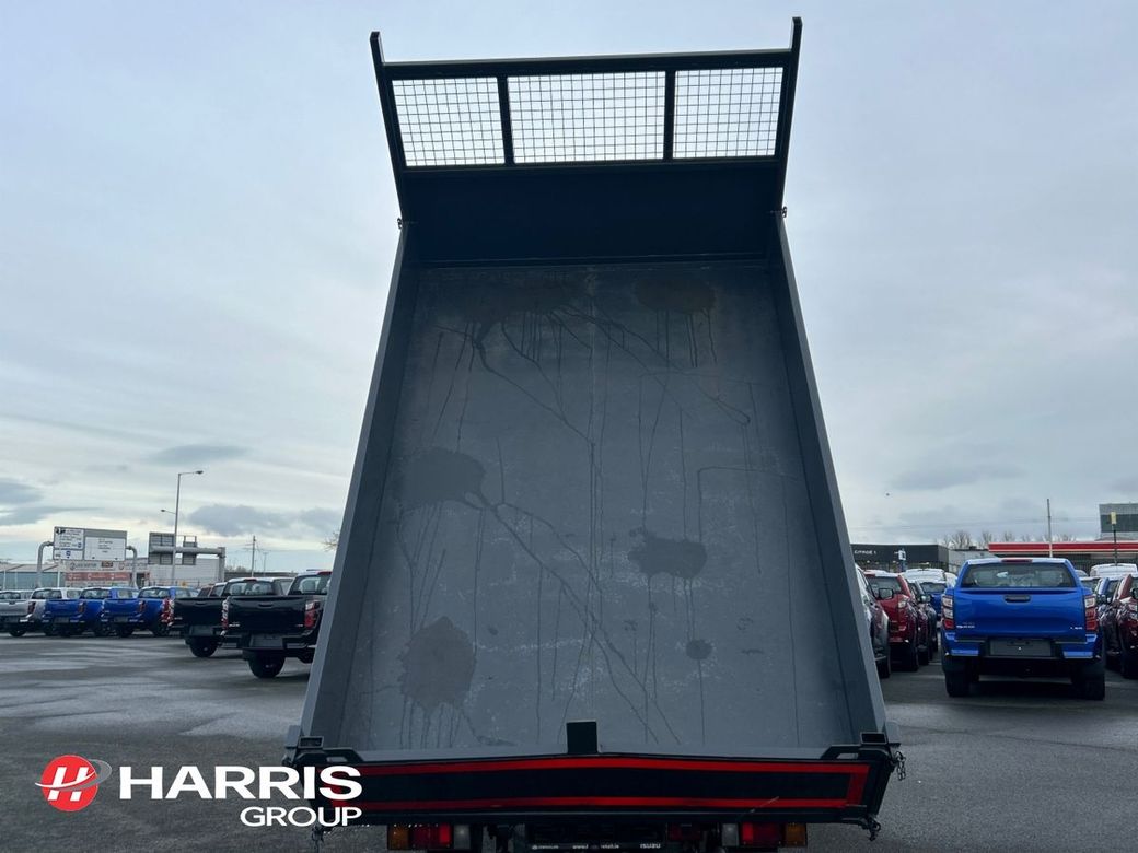 2022 White Isuzu NNR