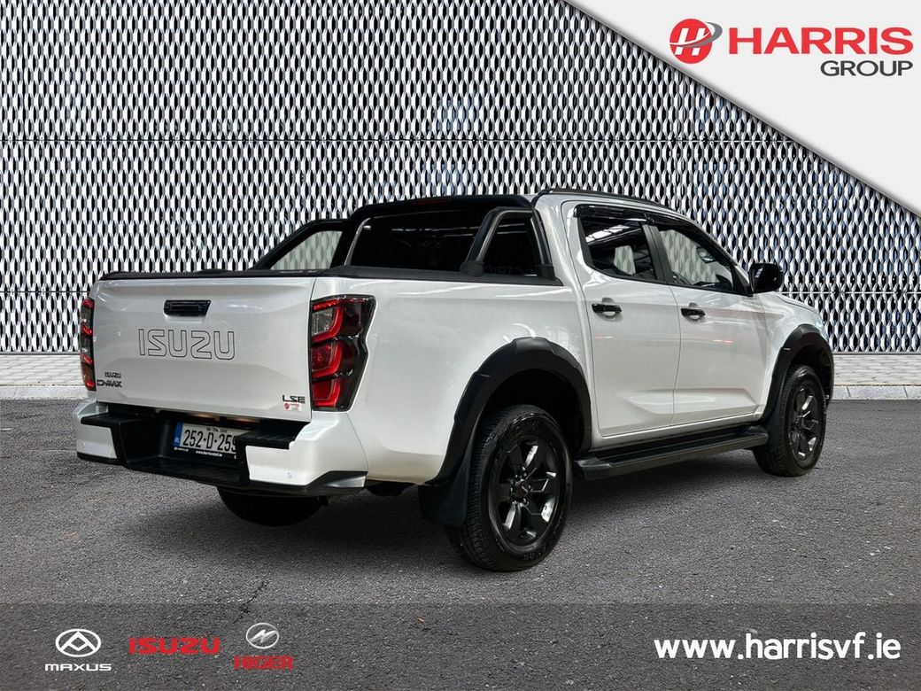 2025 White Isuzu D-MAX