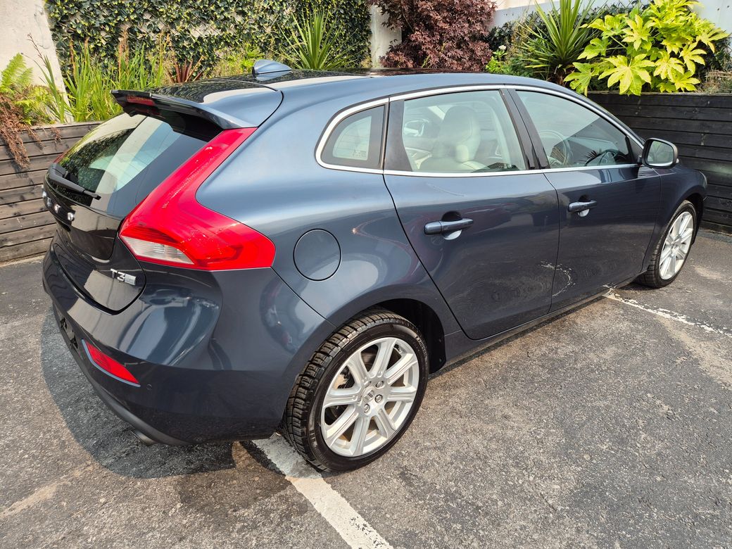 2020 Volvo V40