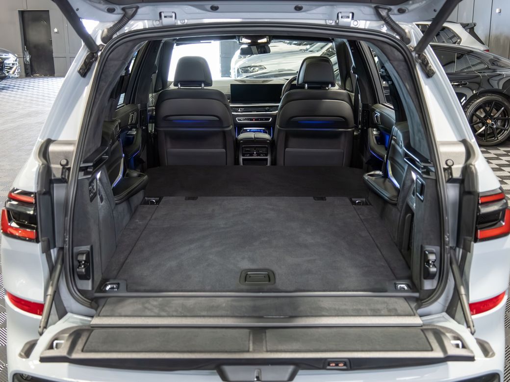 2023 BMW X7