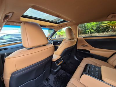 2022 Lexus ES 300h