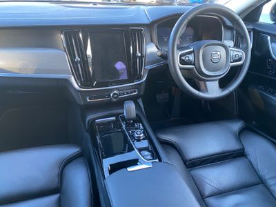 2022 Volvo V90