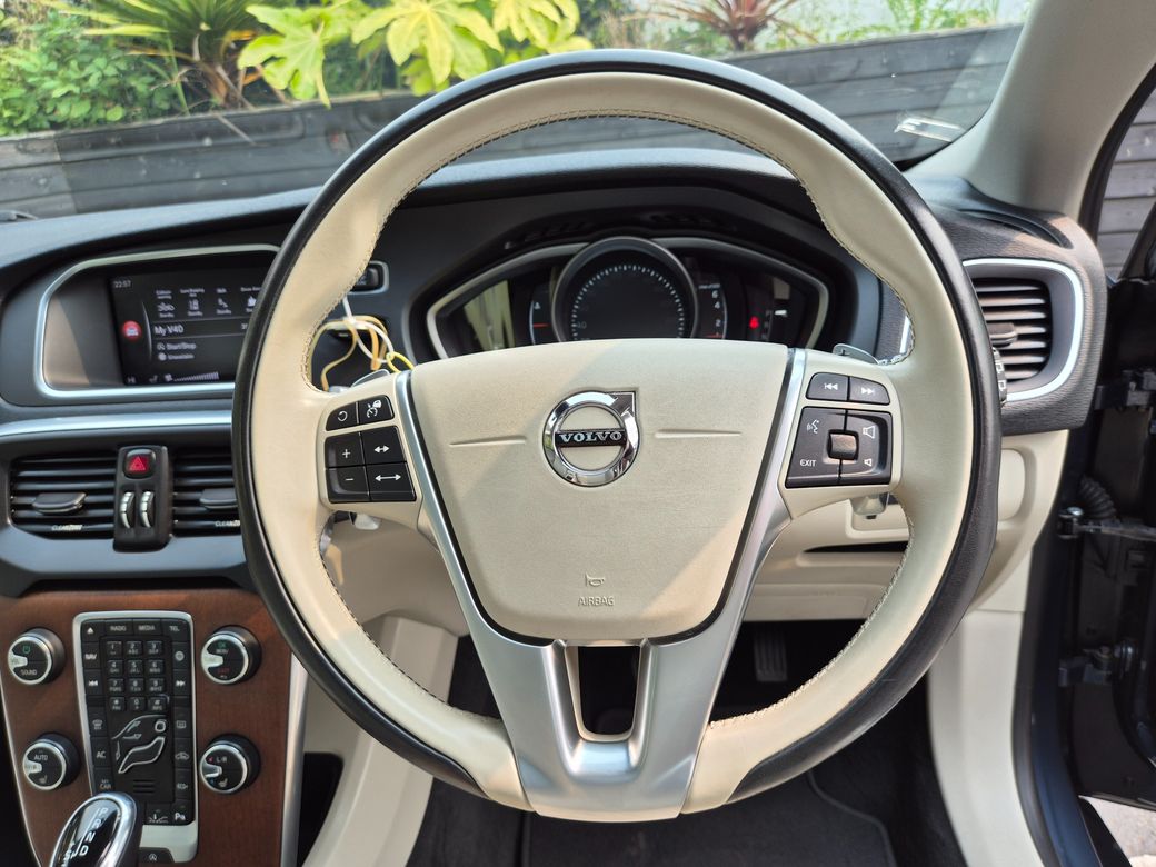 2020 Volvo V40
