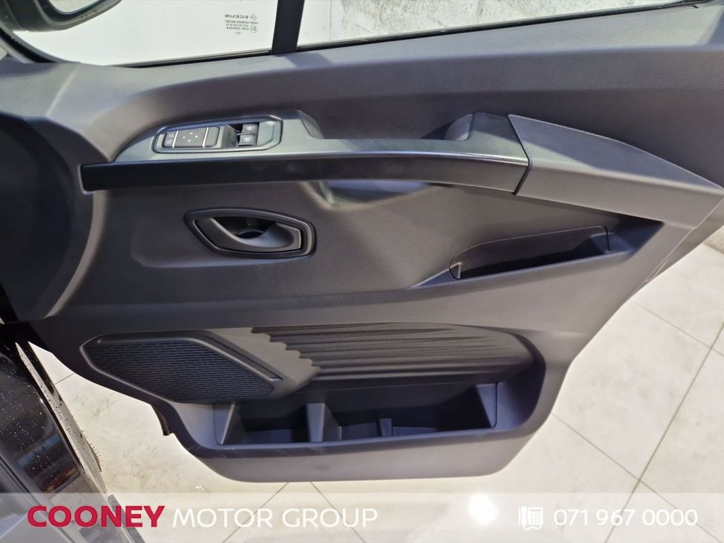 2025 Nissan Primastar