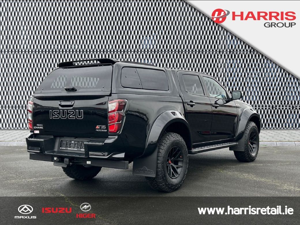 2025 Black Isuzu D-MAX