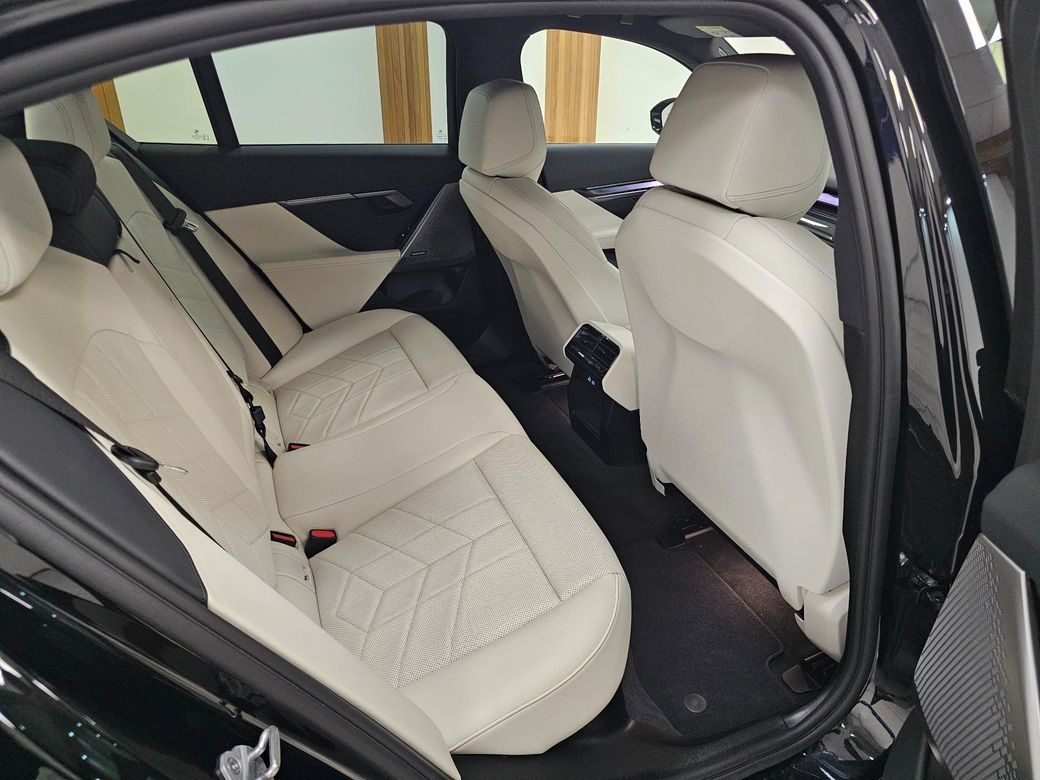 2025 BMW i5