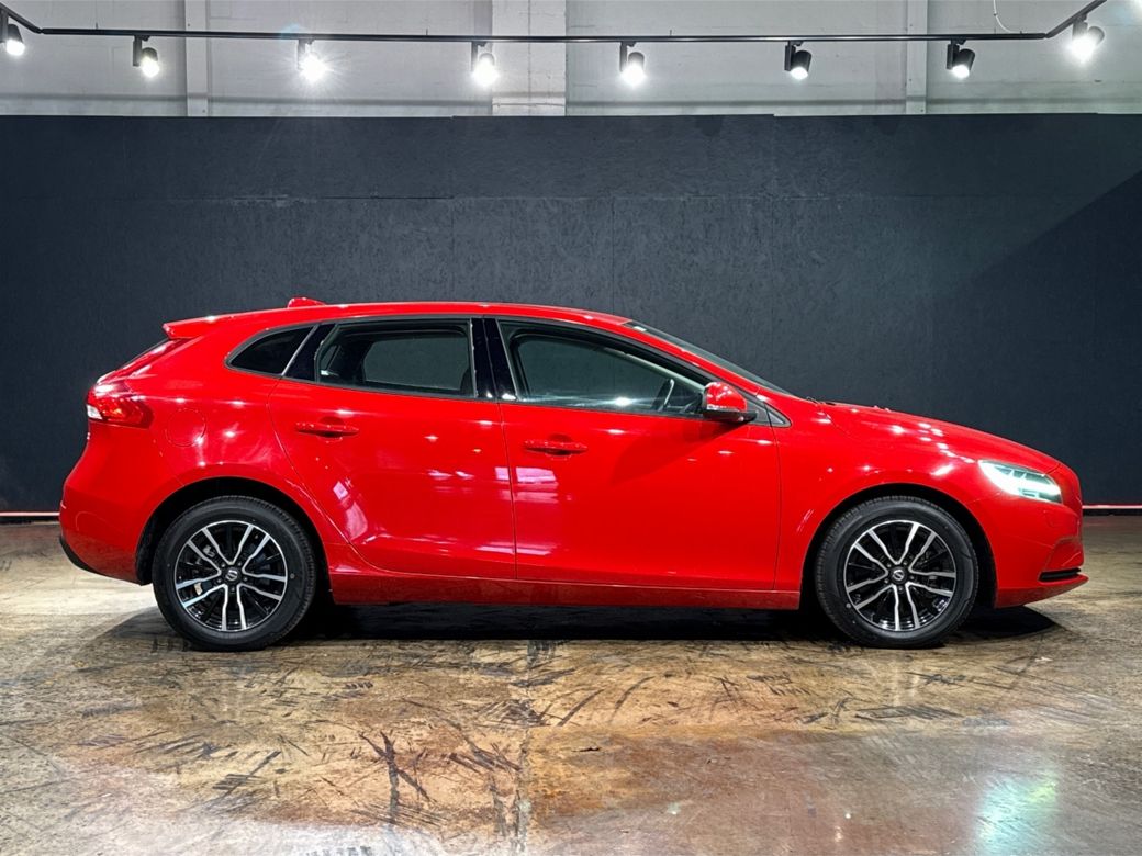 2020 Volvo V40