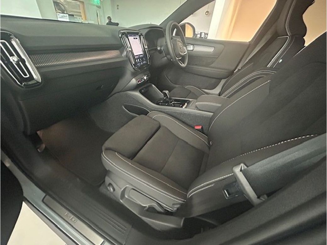 2025 Volvo Ex40