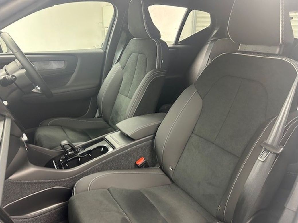 2025 Volvo XC40