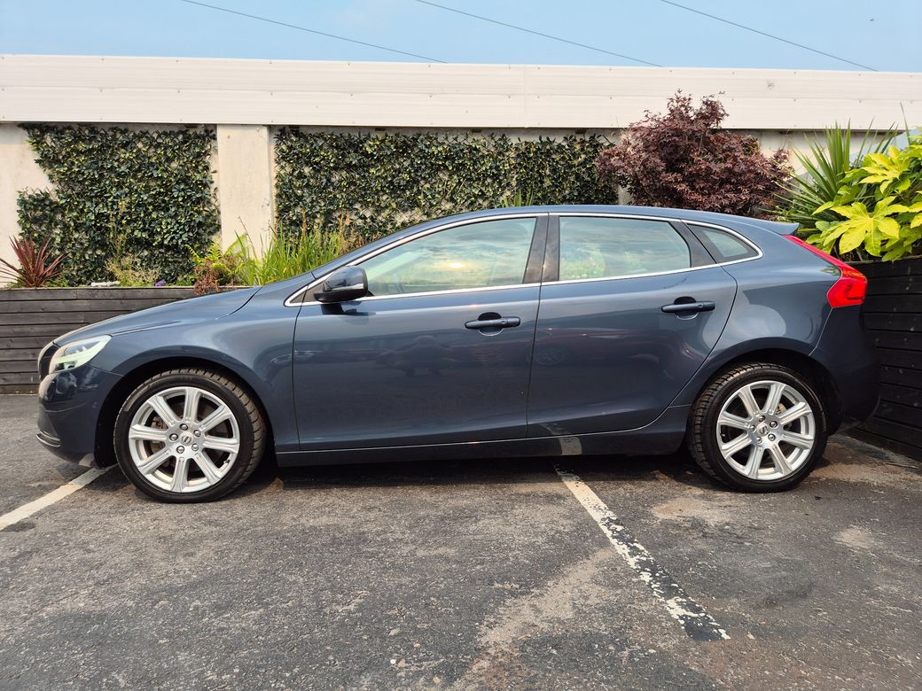 2020 Volvo V40