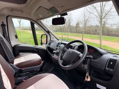 2016 BAILEY APPROACH  AUTOGRAPH 745 R.H.D LOW PROFILE 