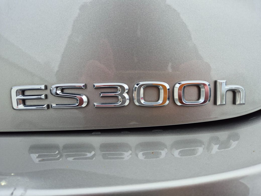 2023 Lexus ES 300h