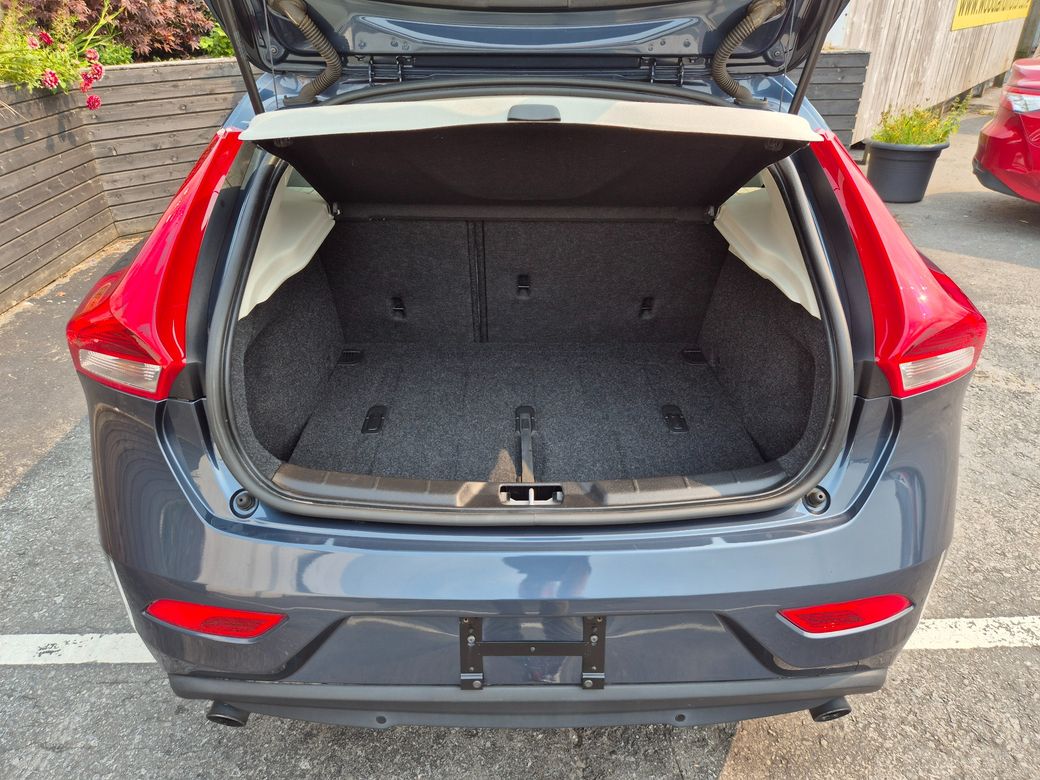 2020 Volvo V40