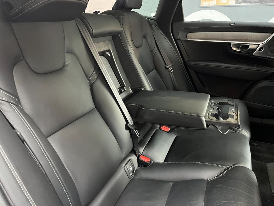 2022 Volvo V90