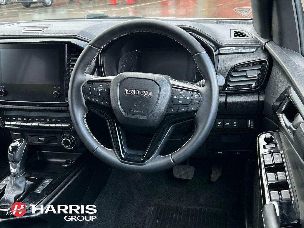 2025 White Isuzu D-MAX