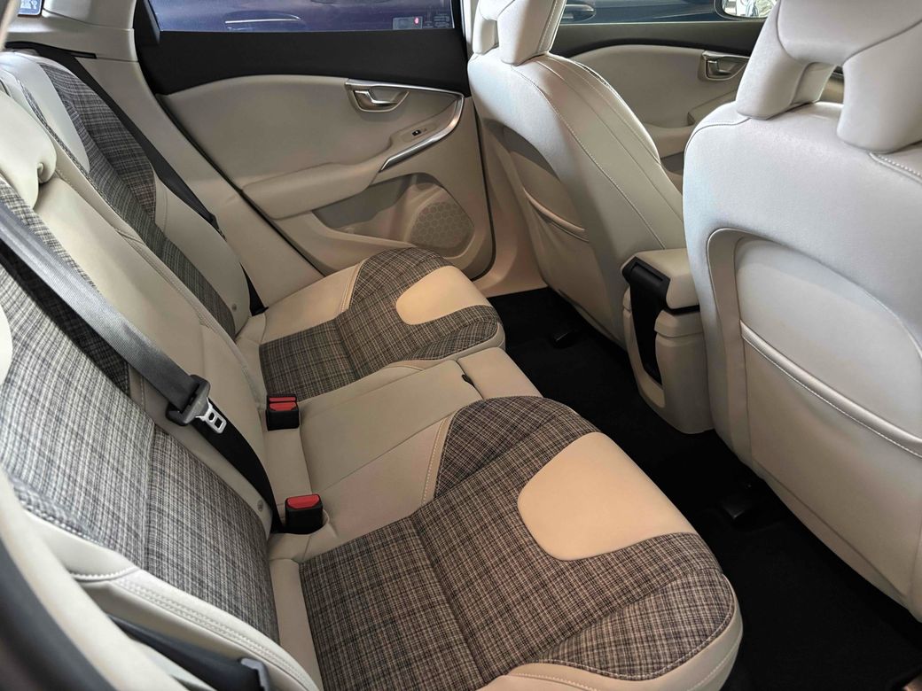 2020 Volvo V40