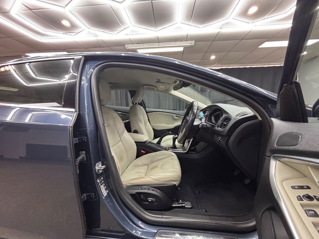 2017 Volvo V40