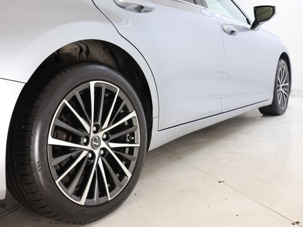 2022 Lexus ES 300h