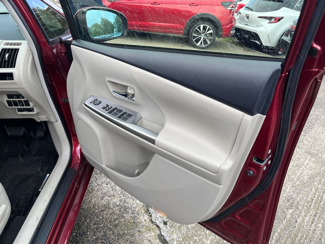 2019 Toyota Prius Alpha