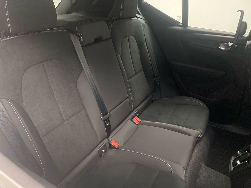 2025 Volvo XC40