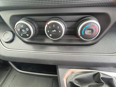 2025 Nissan Primastar