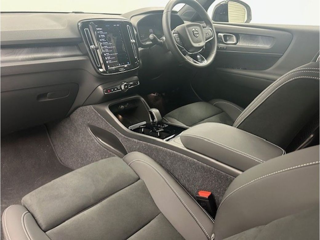 2025 Volvo XC40