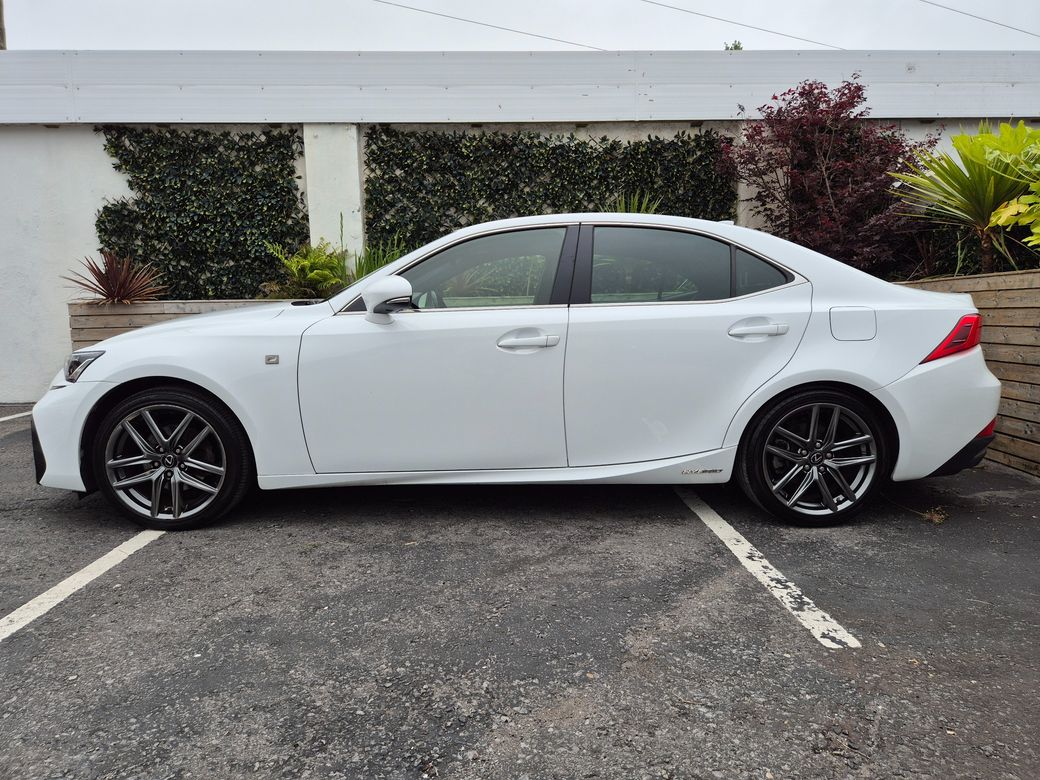 2017 Lexus IS 300h