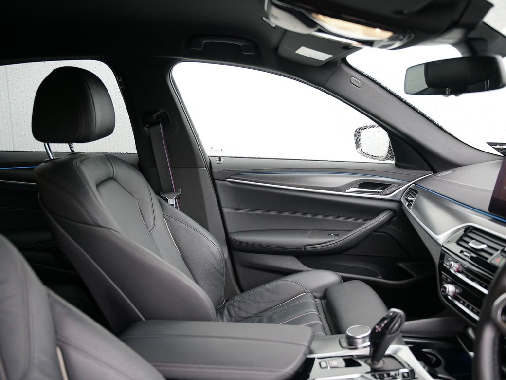 2022 BMW 530