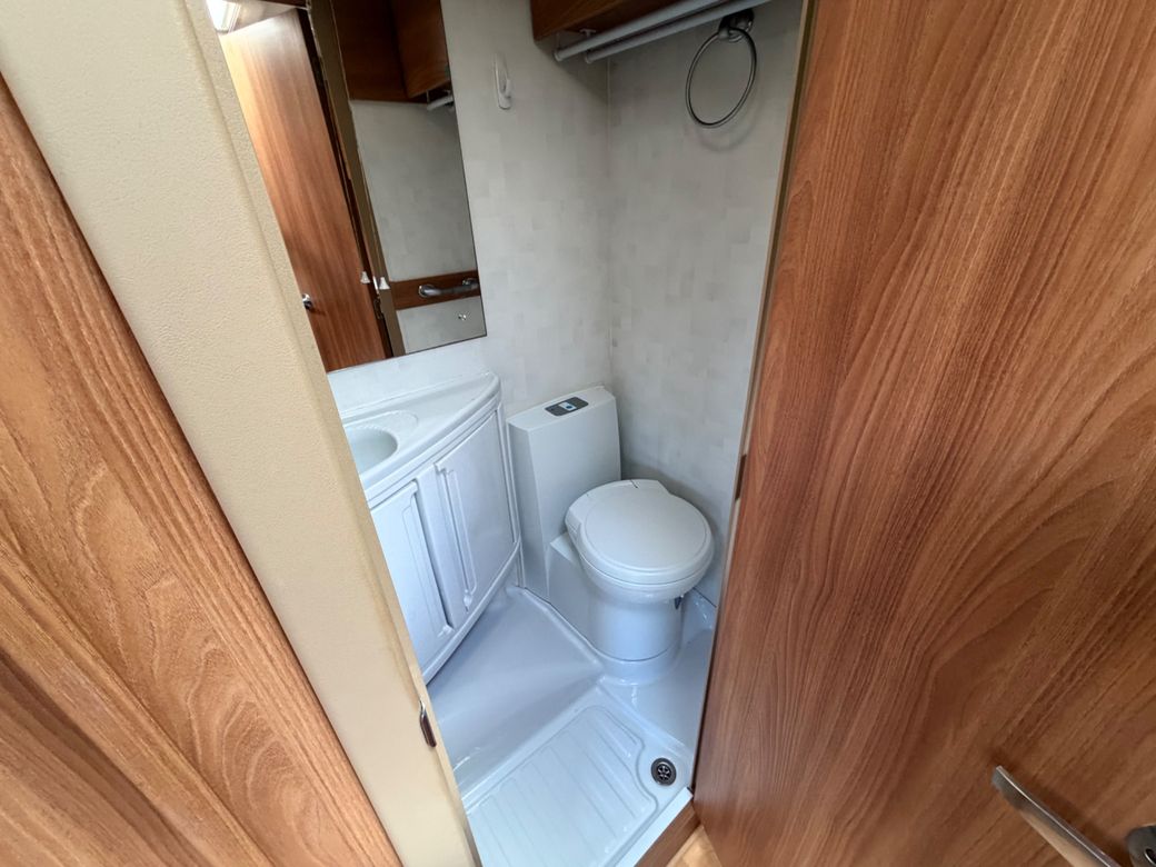 2013 SWIFT ESCAPE 696 R.H.D 