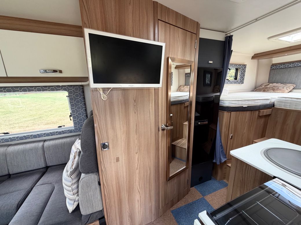 2017 SWIFT ESCAPE 684 LOW PROFILE R.H.D
