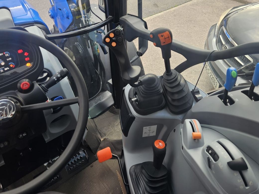 2025 New Holland T5
