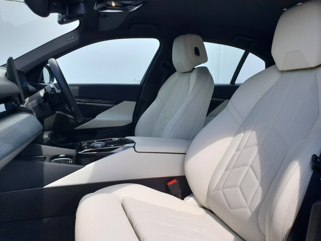 2025 BMW 530