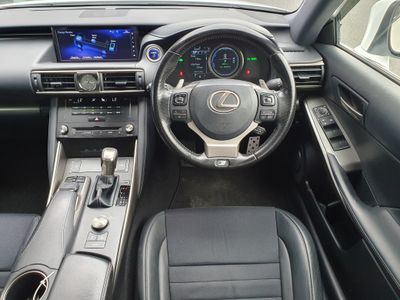 2017 Lexus IS 300h