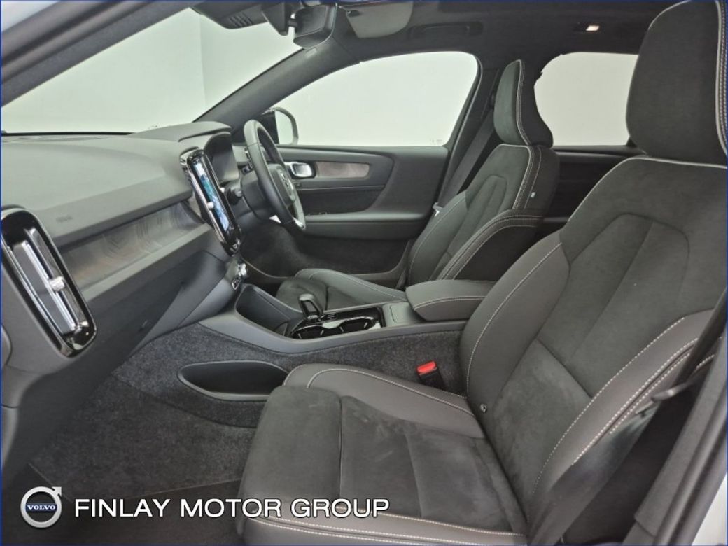 2025 Volvo XC40