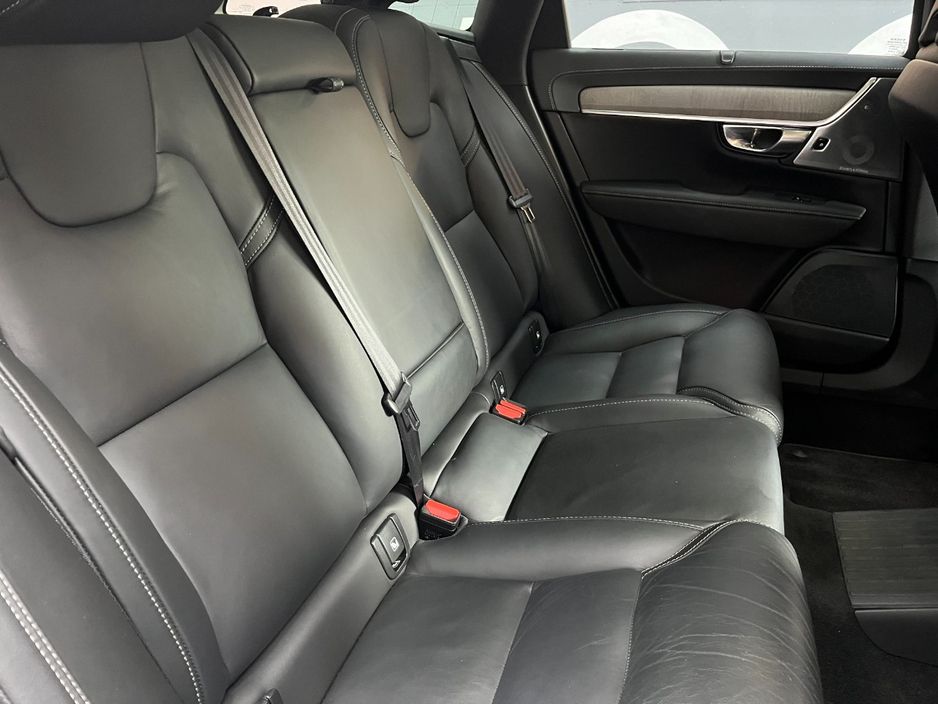 2022 Volvo V90