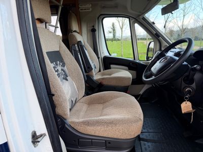 2013 SWIFT ESCAPE 696 R.H.D 