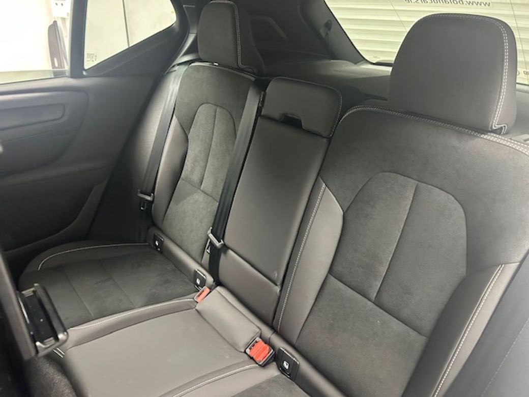 2025 Volvo XC40