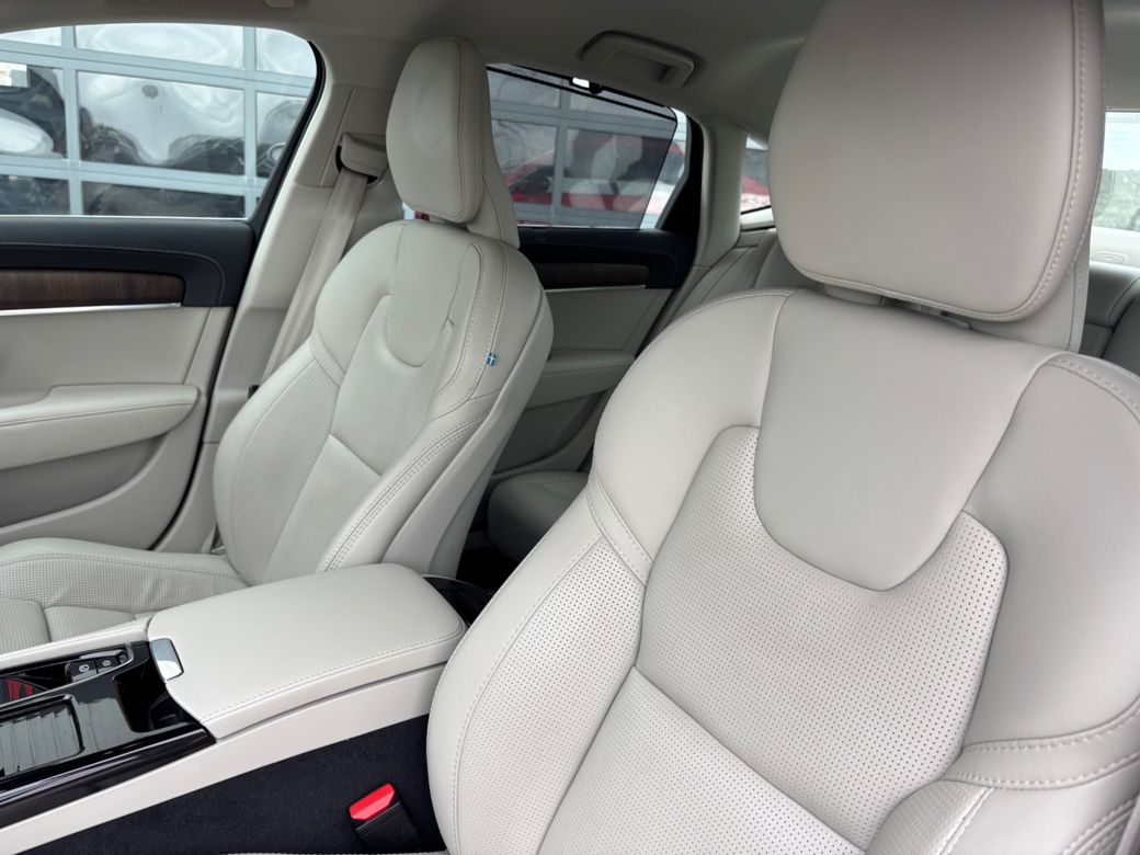 2022 Volvo S90