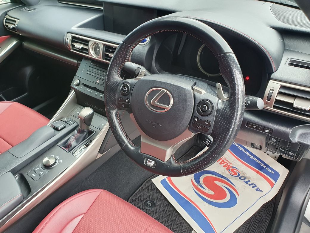 2016 Lexus IS 300h