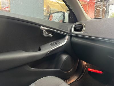 2017 Volvo V40