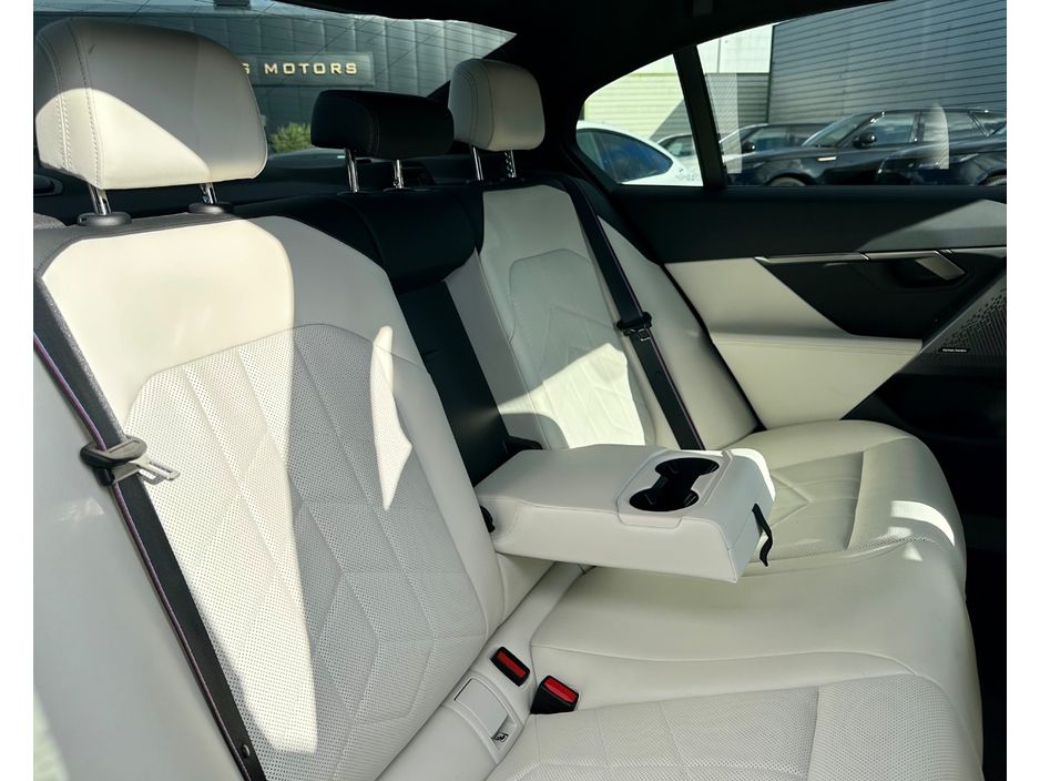 2025 BMW i5