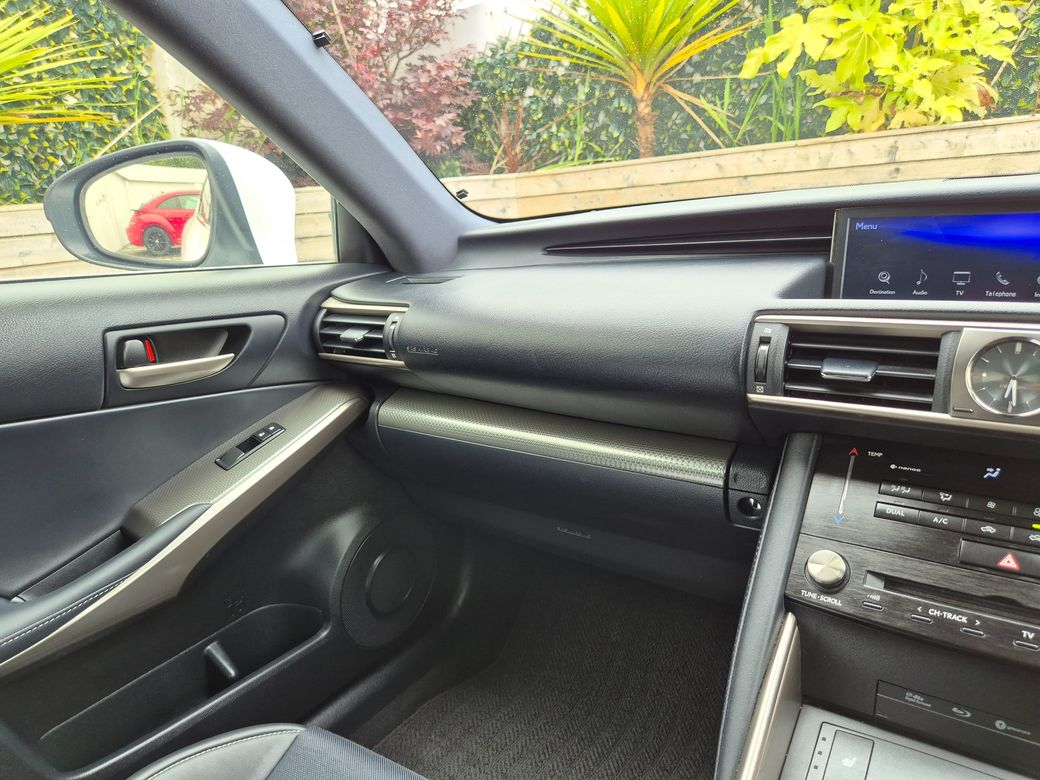 2017 Lexus IS 300h