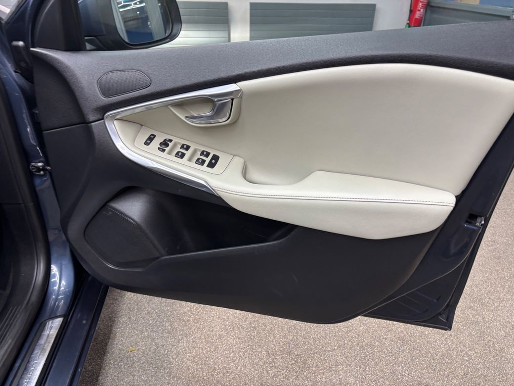 2017 Volvo V40