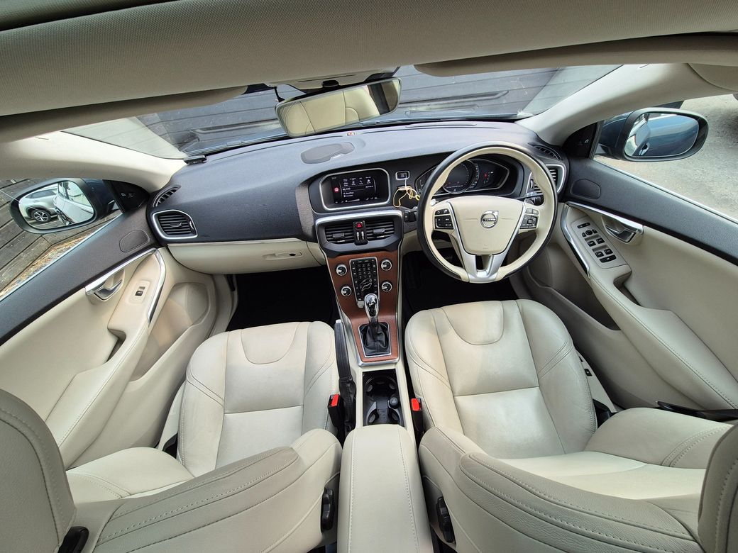 2020 Volvo V40