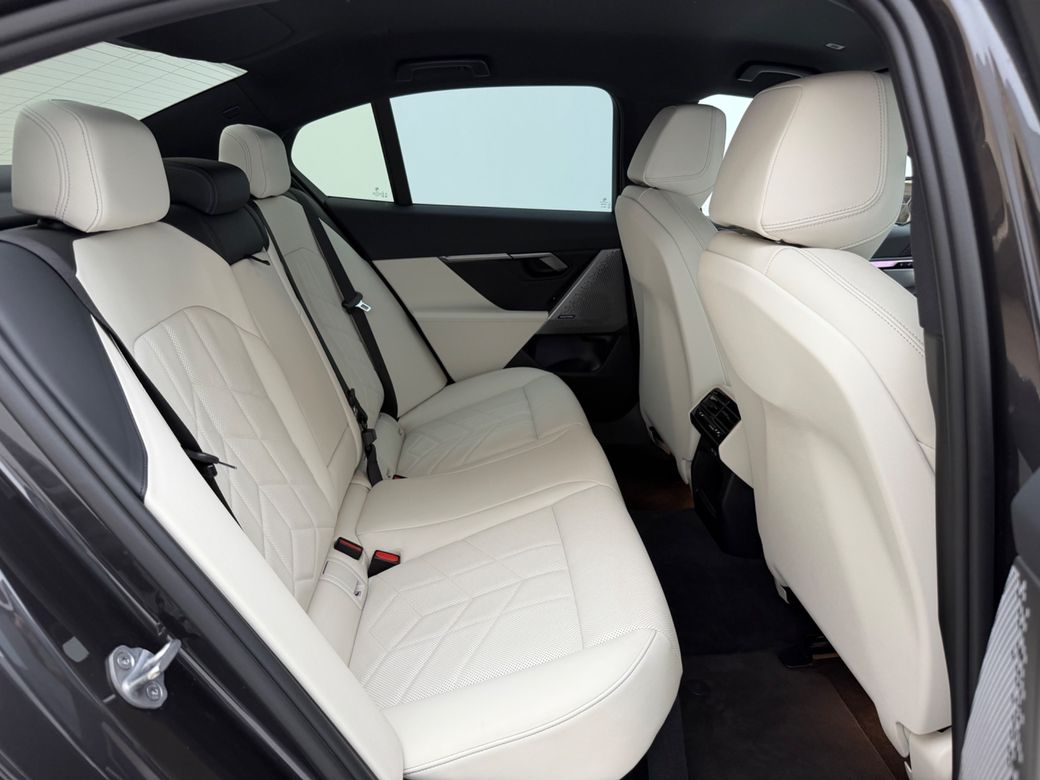 2024 BMW i5