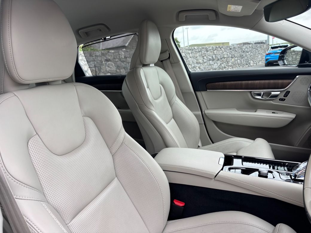 2022 Volvo S90